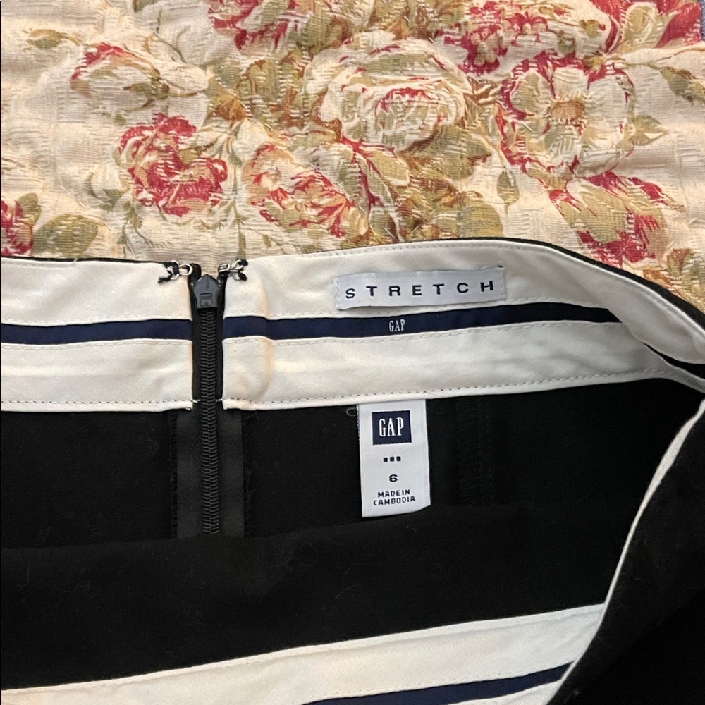 GAP Classic Black Pencil Skirt - Picture 3 of 5
